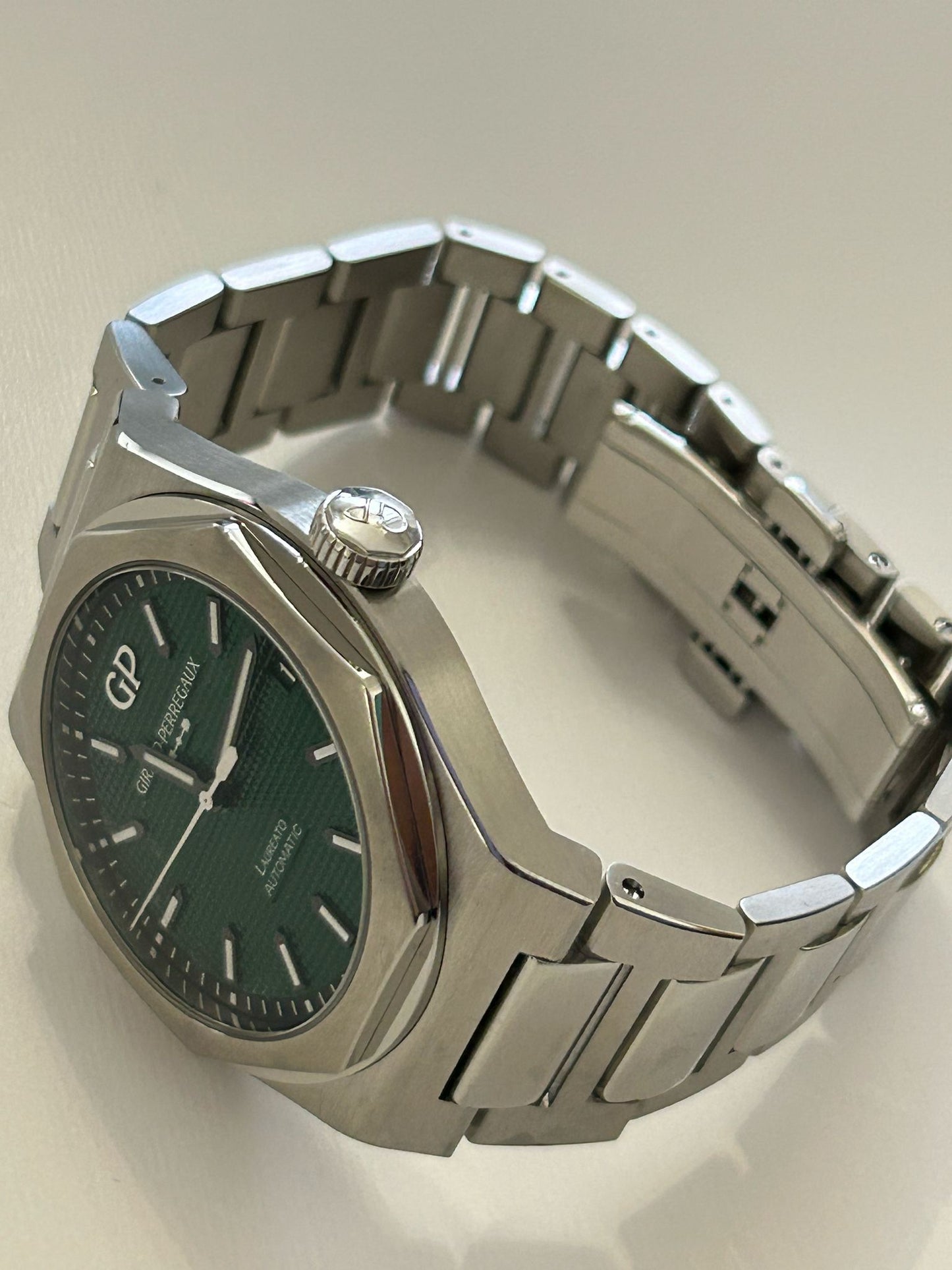 Girard-Perregaux Laureato green dial full set 49931