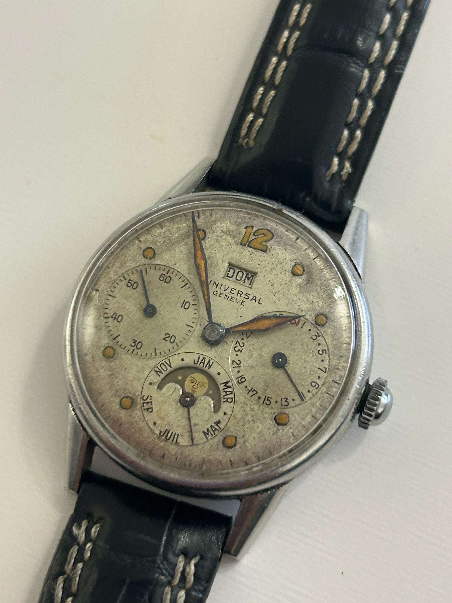 Universal Geneve 21308 calendar moon phase