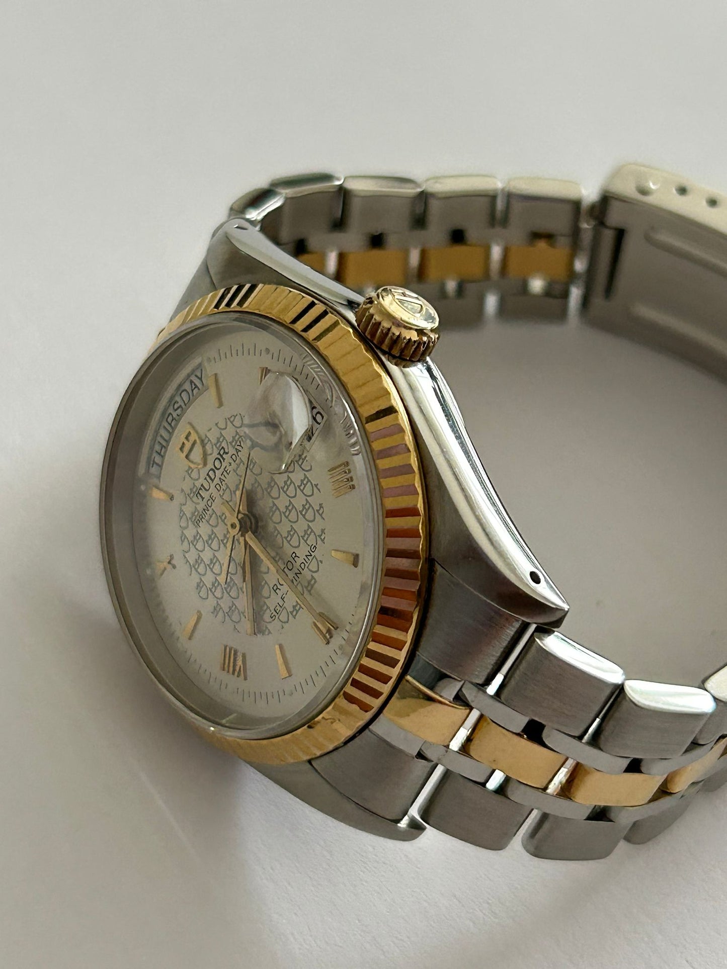 Tudor date Day celebration dial