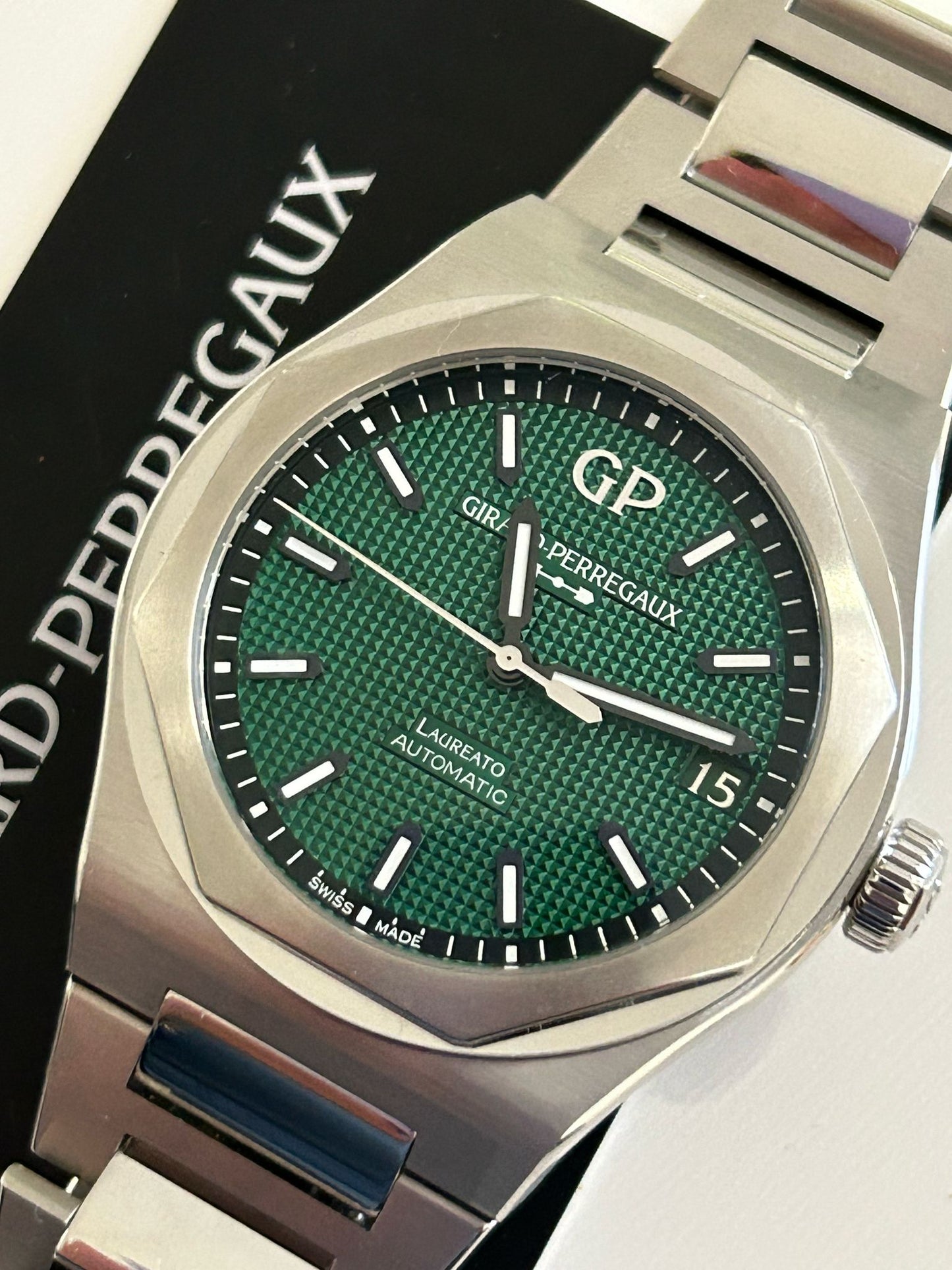 Girard-Perregaux Laureato green dial full set 49931